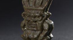 Amulet: Bes, fajans, Egipt, Okres Późny (644–322 p.n.e.). Fot. MNK