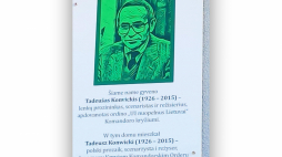 Tablica upamiętniająca Tadeusza Konwickiego w Wilnie - inicjatywa Wspólnoty Mieszkańców Kolonii Wileńskiej, fot. Mirosława Naganowicz 