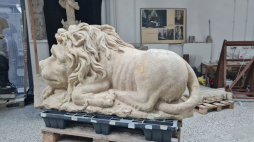 Jeden z nieborowskich lwów jeszcze przed powrotem przed pałac. Fot. Muzeum w Nieborowie i Arkadii