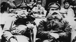 Wacław Sieroszewski i Józef Piłsudski (prawdopodobnie zimą 1915 roku), fot. PAP/CAF