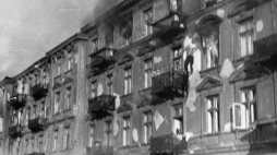 Powstanie w gettcie nie miało szans na sukces. Wielu jego uczestników wybrało samobójczą śmierć. Nz. Skaczący z okna płonącego budynku w warszawskim getcie, kwiecień 1943 r. PAP/CAF