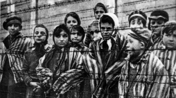 Ocalałe dzieci z niemieckiego obozu Auschwitz Fot. PAP/Reprodukcja