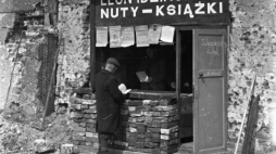 Warszawa, wiosna 1945 r. Prowizoryczna księgarnia z książkami i nutami, filia firmy wydawniczej Leona Idzikowskiego, zlokalizowana w bramie wjazdowej do zniszczonego budynku przedwojennej siedziby filii w Alejach Jerozolimskich 18. PAP/Karol Szczeciński