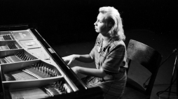 Pierwszy powojenny a IV z kolei Międzynarodowy Konkurs Pianistyczny im. Fryderyka Chopina (15 września - 15 października 1949 roku) przeprowadzony w sali budynku Roma, tymczasowej siedzibie Filharmonii i Opery Warszawskiej. Nz. zdobywczyni drugiej nagrody Barbara Hesse-Bukowska, wrzesień 1949 r.  gr PAP
