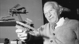 Michał Scipio del Campo w 95. urodziny z modelem samolotu z roku 1911, w którym odbył słynny lot nad Warszawą. Fot. PAP/CAF/Stanisław Jakubowski