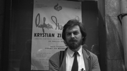 Pianista Krystian Zimerman na tle afisza przed gmachem Filharmonii Śląskiej, maj 1989 r. PAP/Grzegorz Rogiński