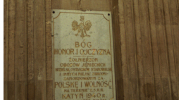 Tablica poświęcona ofiarom zbrodni katyńskiej w kościele Najświętszej Maryi Panny Wniebowziętej (Notre Dame de l’Assomption) w Paryżu, fot. PAP/Jerzy Ruciński Nagórny