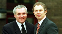 Brytyjski premier Tony Blair (z prawej) i premier Irlandii Bertie Ahern ściskają dłonie po oficjalnym ogłoszeniu o zawarciu historycznego porozumienia pokojowego w Irlandii Północnej. PAP/CAF-EPA