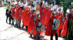 Parada Straży Wielkanocnych zwanych w tym regionie "Turkami” w Grodzisku koło Leżajska (Podkarpackie). Występy straży grobowych mają tu ponad 300-letnią tradycję. Grodzisko, 30 kwietnia 2000 r. PAP/Jerzy Paszkowski
