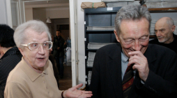 Zastępcy redaktora naczelnego "Tygodnika Powszechnego" Józefa Hennelowa oraz Krzysztof Kozłowski w krakowskiej redakcji, gdzie świętowano 60. rocznicę ukazania się pierwszego numeru tego pisma. Fot. PAP/Jacek Bednarczyk