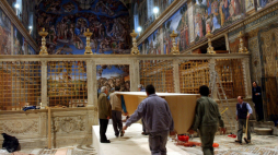 Na zdjęciu udostępnionym przez watykańską gazetę wieczorną "L'Osservatore Romano": pracownicy zaangażowani w prace przygotowawcze w Kaplicy Sykstyńskiej do zbliżającego się konklawe. Watykan, Watykan, 15 kwietnia 2005 r.  PAP/EPA/VATICAN POOL
