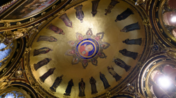 Sklepienie złotej kaplicy z grobowcami Mieszka I i Bolesława Chrobrego w bazylice archikatedralnej Poznaniu, fot. PAP/Jakub Kaczmarczyk