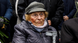 Łączniczka Armii Krajowej Maria Krzyżańska (C) podczas obchodów 80. rocznicy akcji Bollwerk przy pomniku pomniku upamiętniającym wydarzenie w Poznaniu, 2022 r. PAP/Marek Zakrzewski