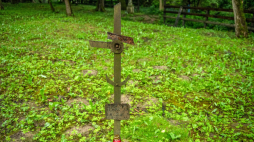 Teren cmenatrza w nieistniejącej już wsi Puźniki na Ukrainie. Fot. PAP/Wojtek Jargiło