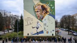 Mural z wizerunkiem byłego piłkarza reprezentacji Polski Grzegorza Laty odsłonięto przy ulicy Kusocińskiego w Mielcu. Fot. PAP/Darek Delmanowicz