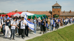 Uczestnicy Marszu Żywych na terenie byłego niemieckiego obozu koncentracyjnego Auschwitz w Oświęcimiu, 2024 r. PAP/Jarek Praszkiewicz