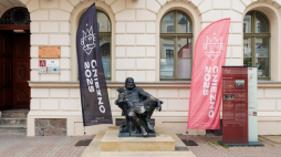 Dzięki koronacji Bolesława Chrobrego Polska stała się suwerennym państwem, uznawanym przez inne europejskie kraje; stała się liczącym w Europie graczem politycznym - głosi uchwałą Zgromadzenia Parlamentarnego. Na zdjęciu: pomnik Bolesława Chrobrego przed Starym Ratuszem w Gnieźnie. Fot. PAP/Marek Zakrzewski  