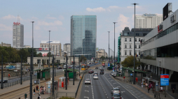Widok z wiaduktu przy Dworcu Centralnym na Aleje Jerozolimskie w Warszawie. Fot. PAP/ Albert Zawada