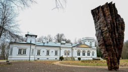 Jeden z obiektów Centrum Rzeźby Polskiej w Orońsku; na pierwszym planie instalacja z brązu „Pierwsza” Ursuli von Rydingsvard. Fot. PAP/Piotr Polak 