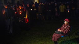 Ocalała z Holokaustu Michaela Vidlakova bierze udział w uroczystości upamiętniającej Międzynarodowy Dzień Pamięci o Holokauście na cmentarzu żydowskim w pobliżu byłego nazistowskiego obozu koncentracyjnego Terezin (Theresienstadt) w Terezinie w Czechach, 27 stycznia 2025 r. Fot. EPA/MARTIN DIVISEK Dostawca: PAP/EPA