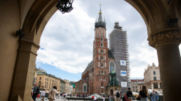 Rozpoczęła się konserwacja elewacji południowej wieży dzwonnicy bazyliki Mariackiej w Krakowie. PAP/Łukasz Gągulski