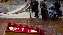 Wierni modlili się przy trumnie zmarłego papieża Franciszka spoczywającej w Bazylice św. Piotra w Watykanie, 24 kwietnia 2025 r. PAP/EPA/Massimo Percossi 