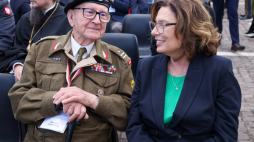 Marszałek Senatu Małgorzata Kidawa-Błońska i weteran kpt. Władysław Dąbrowski na uroczystości na Polskim Cmentarzu Wojennym w Bolonii. Fot. PAP/Albert Zawada