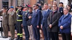 Od frontu: szef UdSKiOR Lech Parell (4P) i zastępca szefa UdSKiOR Michał Syska (3P) podczas uroczystości z okazji Święta Wyzwolenia Włoch na Placu Neptuna w Bolonii podczas uroczystości 80. rocznicy wyzwolenia Bolonii spod niemieckiej okupacji przez żołnierzy 2 Korpusu Polskiego generała Władysława Andersa. PAP/Albert Zawada