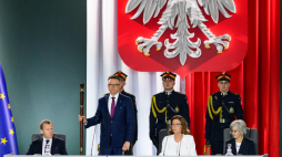 Marszałek Sejmu Szymon Hołownia (C-L) oraz marszałek Senatu Małgorzata Kidawa-Błońska (2P) podczas uroczystego Zgromadzenia Posłów i Senatorów z okazji 1000. rocznicy koronacji Bolesława Chrobrego, 25 bm. w Hali Widowiskowo-Sportowej w Gnieźnie. (jm) PAP/Jakub Kaczmarczyk