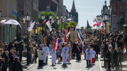 Procesja w Gnieźnie w ramach uroczystości z okazji 1000-lecia koronacji Bolesława Chrobrego. PAP/Jakub Kaczmarczyk