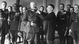 Uroczystość dekoracji honorowymi odznakami Polskiego Czerwonego Krzyża oficerów i podoficerów pilotów zasłużonych na polu lotnictwa sanitarnego w gmachu Ministerstwa Spraw Wojskowych w Warszawie, 1927 r./NAC
