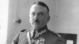 Stefan Pasławski, pułkownik, inspektor główny Straży Granicznej - fotografia pozowana przy biurku, 1927 - 1928 r. /NAC