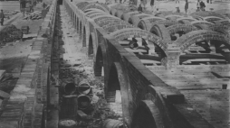 Budowa filtrów powolnych na Stacji Filtrów (na pierwszym planie) i pawilonów szpitala Dzieciątka Jezus (w głębi). Reprodukcja fotografii wykonanej w latach 1898-1900./NAC