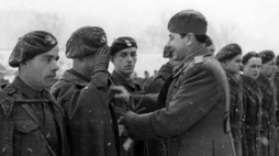 Samodzielna Brygada Strzelców Podhalańskich w Wielkiej Brytanii. Grupa żołnierzy podczas nieustalonej uroczystości. Widoczny m.in. płk Zygmunt Bohusz-Szyszko (na pierwszym planie, w środku, bokiem). NAC