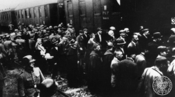 Załadunek więźniów do wagonów. Rampa towarowa przy dworcu kolejowym w Tarnowie, 14 czerwca 1940 r. /Źródło: Wikipedia 