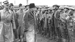 Winston Churchill wizytuje w towarzystwie Władysława Sikorskiego jednostkę Polskich Sił Zbrojnych na Zachodzie, ok. 1943 r. Fot. Anonymous photography, Public domain, via Wikimedia Commons