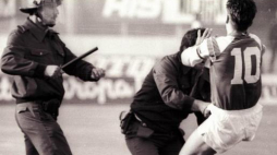 Zvonimir Boban uderza policjanta podczas meczu Dinamo – Crvena zvezda, 13 maja 1995 r. Fot. Wikimedia Commons