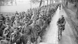 Berlin, 05.1945 r. Kolumna wojsk niemieckich eskortowana przez polskich żołnierzy opuszcza miasto po kapitulacji Niemiec. PAP/CAF/Polpress
