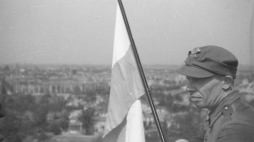 Niemcy, Berlin, 02.05.1945. Żołnierze z dywizji im. Tadeusza Kościuszki zawiesili polską flagę na Kolumnie Zwycięstwa. PAP/Reprodukcja