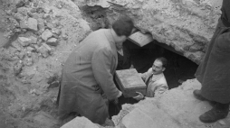 Znalezienie dziesięciu metalowych skrzyń zawierających pierwszą część tzw. Archiwum Ringelbluma. W wykopie Hersz Wasser (P).  Warszawa, 18 września 1946 r. PAP/Władysław Forbert