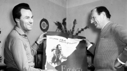 Reżyser Andrzej Munk (L) i scenarzysta Jerzy Stefan Stawiński (P) twórcy filmu "Eroica" z plakatem promującym ten film. 1958 r. PAP/CAF-Zbigniew Matuszewski