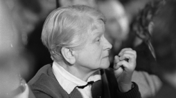 Maria Dąbrowska (1889–1965) - pisarka, czołowa przedstawicielka realistycznej prozy społeczno-obyczajowej i psychologicznej. Krzewicielka idei spółdzielczości, krytyczna wobec rzeczywistości społeczno - politycznej II Rzeczpospolitej, a także wobec antyinteligenkiej polityki PRL (sygnatariuszka Listu 34). Fot. PAP/CAF/Henryk Grzęda