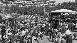 Warszawa, maj 1972 r. XXV Warszawski Kiermasz Książki przed PKiN na pl. Defilad. Z prawej stoisko Wydawnictw Kartograficznych, w głębi ul. Świętokrzyska. Fot. PAP/Afa Pixx/Irena Komar 
