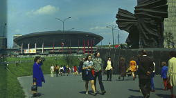 Katowice 01.05.1973. Obchody Święta Pracy. Dekoracje pierwszomajowe w Śródmieściu. Na zdjęciu, od lewej: hala widowiskowo-sportowa Spodek przy ulicy Armii Czerwonej 35 (od 1990 r. aleja Wojciecha Korfantego), pomnik Powstańców Śląskich przy ulicy Armii Czerwonej, budynek Dyrekcji Okręgowej Kolei Państwowych (DOKP) przy alei Walentego Roździeńskiego 1. PAP/Zbigniew Wdowiński