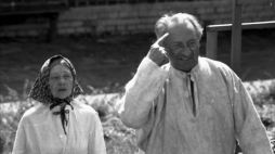 Realizacja filmu pt. Kochaj albo rzuć, w reżyserii Sylwestra Chęcińskiego, trzeciej część trylogii o losach rodzin Pawlaków i Karguli, Dobrzykowice 1974 r. Na zdjęciu: Halina Buyno-Łoza i Władysław Hańcza jako Aniela i Władysław Kargulowie. PAP/Adam Hawałej