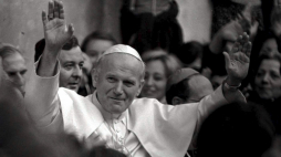 Archiwalne zdjęcie z 1978 roku przedstawiające Karola Wojtyłę podczas jego pierwszego oficjalnego wystąpienia publicznego jako papieża Jana Pawła II w Castel Gandolfo, tuż po jego wyborze w październiku. PAP/EPA/Massimo Capodanno