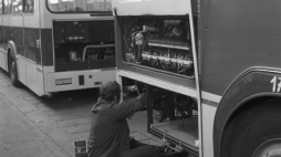 Na zdjęciu z 1978 r.: montaż autobusów miejskich Jelcz PR110 (Jelcz-Berliet PR110) w Jelczańskich Zakładach Samochodowych. Fot. PAP/Wojciech Kryński 