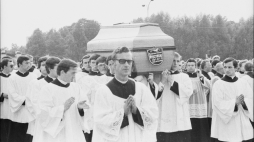 Uroczystości pogrzebowe Stefana Kardynała Wyszyński Nz. wniesienie trumny z ciałem Prymasa Tysiąclecia na Plac Zwycięstwa, 31 maja 1981 r. PAP/CAF/Cezary Langda