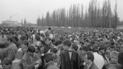 Giełda (bazar) na stadionie lekkoatletycznym RKS Skra Warszawa na Ochocie w stolicy - zdjęcie wykonane w kwietniu 1989 r. Fot. PAP/Cezary Słomiński