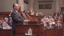 Warszawa 19.07.1989. Posiedzenie Zgromadzenia Narodowego w gmachu Sejmu. Wybór generała Wojciecha Jaruzelskiego na prezydenta Polskiej Rzeczpospolitej Ludowej. Nz. przemówienie po zaprzysiężeniu nowo wybranego prezydenta PRL. PAP/Ireneusz Sobieszczuk